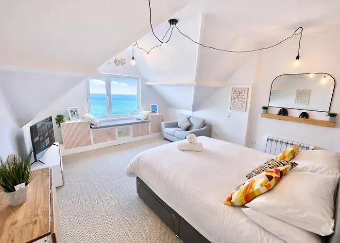 Pier View Retreat - 5 Mins Walk To Beach - Sea Views With Parking