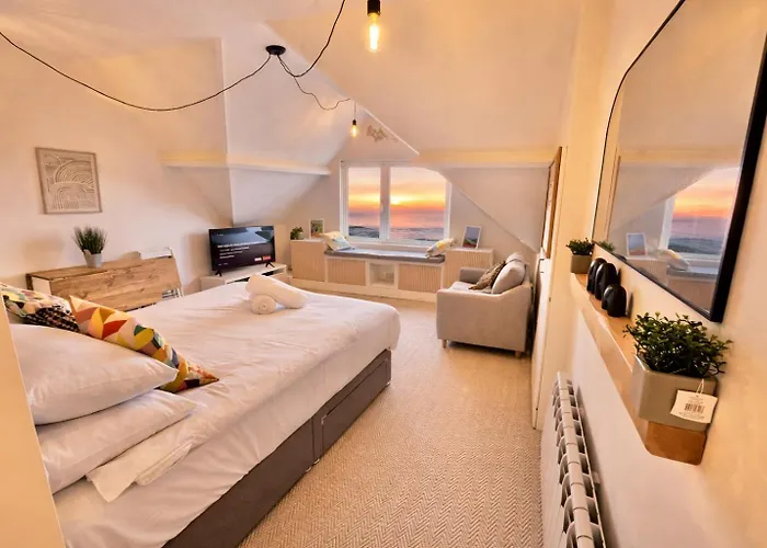 Pier View Retreat - 5 Mins Walk To Beach - Sea Views With Parking
